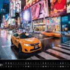 Texte wie "New York", "Times Square", "EXACTLY WHAT YOU WISH FOR!", "Disney". Ein gelbes Taxi bei nasser Straße und leuchtender Werbung.