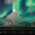 Nordlichter über schneebedeckten Bergen, Kalenderdarstellung mit Wochentagen und Daten im Januar.