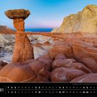 Toadstool Hoodoos, Grand Staircase-Escalante National Monument (Utah). Rötliche Felsenlandschaft unter blauem Himmel.