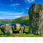 „Der Steinkreis von Uragh auf der Beara Halbinsel, County Kerry.“ Fünf große Steine vor einem See und Hügeln bei klarem Himmel.
