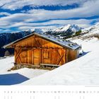 01. Almhütte hoch über dem Eisacktal, im Hintergrund die Kassianspitze. Schneebedeckte Landschaft mit Holzhaus und Bergen.