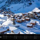 Liechtenstein 01. Chalets im Wintersportort Malbun, Triesenberg. Schneebedecktes Alpendorf mit Holzhäusern in hügeliger Landschaft.