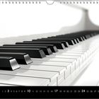 Unten steht: "1", gefolgt von den Tagen 1-31. Ein weißes Klavier mit Tasten in perspektivischer Ansicht.