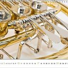 Kalenderblatt mit Januar. Nahaufnahme eines goldenen Horns mit glänzenden Ventilen und Mechanik.