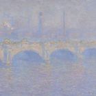 Monet, impressionistisches Gemälde: Eine neblige Brücke über ruhigem Wasser in zarten Blau- und Lilatönen.