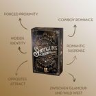 Texte: "FORCED PROXIMITY", "COWBOY ROMANCE", "HIDDEN IDENTITY", "ROMANTIC SUSPENSE", "OPPOSITES ATTRACT", "ZWISCHEN GLAMOUR UND WILD WEST". Illustration einer Buchbox mit Verzierungen und dem Titel "SHOTGUNS & CHAMPAGNE".