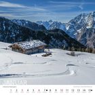 Text: Januar, Winterliche Preisebalm, 1 Freitag. 

Beschreibung: Eine verschneite Alm mit einer Holzhütte vor Bergen.