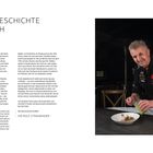 Vorwort: MEINE GESCHICHTE MIT FISCH. Ein Koch in schwarzer Kleidung serviert ein Gericht auf einem Teller.