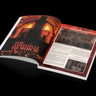 Ein aufgeschlagenes Buch zeigt "The Amityville Horror" und Details zum Film von 1979 mit Bildern des Hauses.