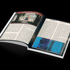 Kapitel 1: Die Schuld der Eltern. Illustration eines Hauses und eines Mädchens vor einer Tür mit der Nummer 1428.