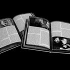 Kapitel 4: Die Geschmäcker flirten mit Blut. Zwei geöffnete Magazine, Textblöcke mit Schwarz-Weiß-Bildern.