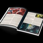 Zwei Buchseiten. Oberseite: "THEMATISCHE ANALYSEN". Links großes Bild von Zellen, rechts zwei Filmstills mit einem blonden Mann.