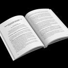 Ein aufgeschlagenes Buch zeigt den Titel: "Kapitel IX: Familiäre Zoosysteme – Der Ursprung der Dummheit".