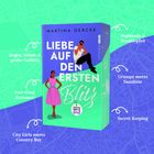 „Liebe auf den ersten Blitz.“ Illustration eines Paares, Stadtplan im Hintergrund, Begriffe wie „Feel-Good Romance“ erwähnt.