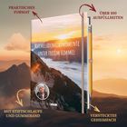 Ein Buch mit dem Titel "Marmeladenglasmomente unter freiem Himmel", umgeben von Bergen und einem Sonnenuntergang.