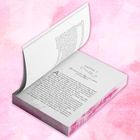 KAPITEL 1: Überschrift und einladender Text. Ein aufgeschlagenes Buch auf rosa Hintergrund.