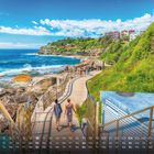 Text: "Bondi Beach" und Kalenderdaten. 

Ein Weg entlang einer Küste mit grünem Hang, Meer und blauem Himmel.