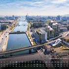 "Luftaufnahme von Dublin u. Liffey River". Stadtansicht mit Fluss, Brücken, Straßen und Gebäuden, Kalender am unteren Rand.