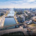 Kalenderansicht mit Luftaufnahme von Dublin und dem Fluss Liffey; viele Gebäude und Brücken sichtbar.