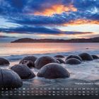 Kalendertage unten; Text: "Moeraki Boulders - Koekohe Beach". Große kugelförmige Felsen im Wasser bei Sonnenuntergang.
