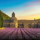 Kalendertext: "Gordes, Provence". Ein Kloster steht vor Lavendelfeldern, im Hintergrund ein blauer Himmel bei Sonnenuntergang.