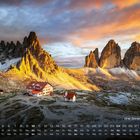 Kalenderblatt mit Januar-Daten. Text: DreI Zinnen, Dolomiten. Im Vordergrund mehrere Hütten, im Hintergrund beeindruckende Bergspitzen.