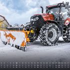 Kalender zeigt Monatstage, unten links bis rechts: 1–31. Ein roter Traktor mit Schneepflug schiebt Schnee vor einem gelben Haus.