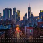 Kalenderdaten unten, Skyline Manhattan rechts unten. Abenddämmerung über einer belebten Stadtstraße mit hohen Gebäuden.