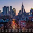 Kalender mit Skyline von Manhattan im Abendlicht, leuchtende Wolkenkratzer, belebte Straße im Vordergrund, Text: „Skyline Manhattan“.