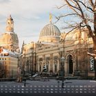 Text: "Winter in Dresden 1". Schneebedeckte historische Gebäude mit Kuppeln und ein kahler Baum im Vordergrund.