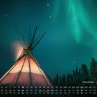 Text: „Polarlichter - Yellowstone“ und ein Kalender mit Zahlen und Wochentagen. Ein beleuchtetes Tipi vor nächtlichem Himmel.