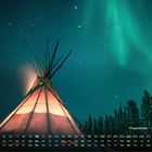 Kalendertage unten, „Polarlichter - Yellowstone“ rechts. Tipi beleuchtet im Vordergrund, grüne Polarlichter und Sterne am Himmel.