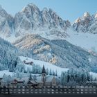 Kalender mit Januar-Layout: "Verschneite Dolomiten". Winterliches Bergdorf und schneebedeckte Berge im Hintergrund.