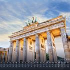 Kalender mit Brandenburger Tor, blauem Himmel. Tage unten nummeriert; Woche beginnt mit Freitag. Linie oben: Fr–Mo.