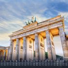 Kalenderseite mit Januar-Tagen und Brandenburger Tor unter blauem Himmel. Majestätische Säulen und Quadriga oben.