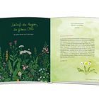 Links: "Schließ die Augen, sei ganz Ohr." Text in grüner Umgebung mit Blumenillustration. Rechts: Text auf hellem Hintergrund.