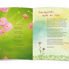 ZUM GEBURTSTAG: Gedicht über Glück, Träume, Zufriedenheit. Bunte Blumen, grüne Hintergrundgestaltung.