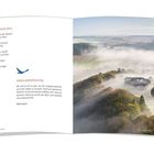 Links: Gedichte "Gipfelglück" von Andreas Noga und "Vogelperspektive" von Mona Sassin. Rechts: Luftaufnahme einer Nebellandschaft.