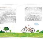 Text: "Aufstehen und Aufbrechen... Wo der Himmel die Erde berührt."
Illustration: Wiese mit Bäumen, Fahrrad, blauer Himmel.