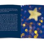Text auf der linken Seite, daneben unscharfer gelber Stern auf blauem Hintergrund mit Lichtern.
