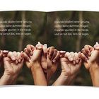 Text: "Freunde klopfen keine Sprüche, stellen keine dummen Fragen, Freunde spucken in die Hände und sie tun das, was sie sagen." Hände geschlossen im Kreis.