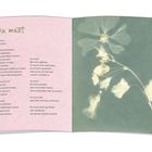 Texte: „Du musst ... nichts! Gar nichts!“; daneben blasse Blumenillustration in Grün- und Weißtönen.