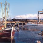 Kalenderseite für Januar: Ein Zug überquert eine Brücke, links Boote im gefrorenen Hafen mit der Aufschrift "HUS.9".
