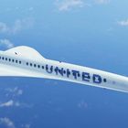 Das Wort "UNITED" steht groß auf einem eleganten, futuristischen Flugzeug, das über Wolken fliegt.