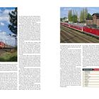 <strong>Texte:</strong> 
- "Mit einem Kolle... com der 243 dden"
- "BEHEIMATUNG Baureihe 143 (Sommer 2000) Betriebswerk Anzahl Fahrzeuge... Dispolok"
- "Wegen einer Strecken... der 143 227..."

<strong>Beschreibung:</strong> 
Zwei rote Züge fahren auf parallelen Gleisen entlang grüner Bäume und Ziegelgebäude.