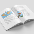 Eine aufgeschlagene Buchseite mit Fließtext und zwei farbigen Illustrationen: einer Weltkarte und einem fliegenden Vogel.