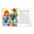 Ausschnitt aus einem Buch mit farbenfroher Illustration: Eine Familie sitzt zusammen, eine Torte und Blumen auf dem Tisch.