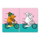 Illustration: Eine bunte Maus und ihre Kontur fahren Fahrrad, beide tragen Helme, vor einem zweifarbigen Hintergrund.