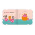 Die Kätzchen sind kleine... Drei Katzen spielen mit rosa Wollknäueln, ein Korb mit mehr Wolle steht daneben.