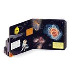 Ein Buch mit Illustrationen von Weltraumteleskopen, Galaxien und einem Astronautenkind. Drei Textboxen.